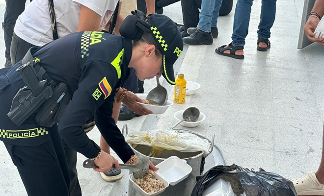 Policía entregando almuerzo