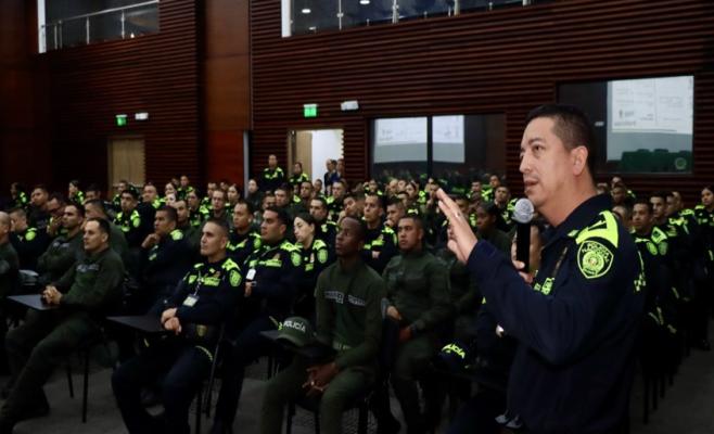 Recibimiento de los primeros policías que llegan para apoyar el festival 