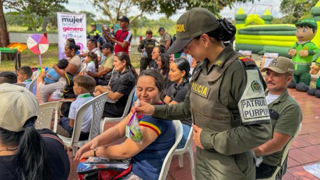 Policías Acompañando a los niños en el Meta