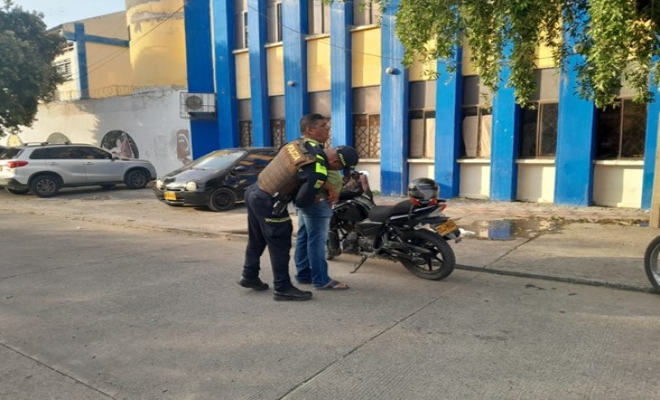uniformados realizando controles frente al colegio Santa Rosa de Lima