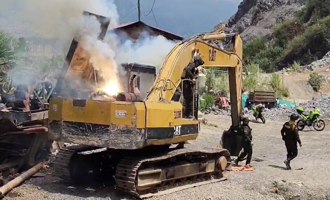 Se destruye maquinaria amarilla con la que se afectaba el ecosistema.