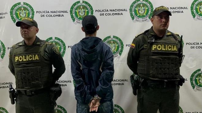 policía capturó a un hombre por los delitos de porte ilegal de armas de fuego y fuga de presos