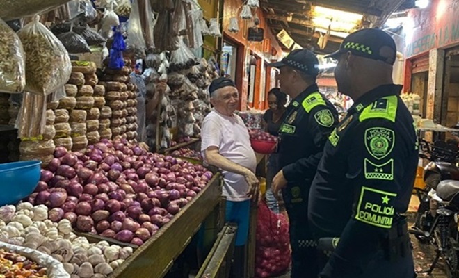 Dos funcionarios policiales dialogando con la comunidad