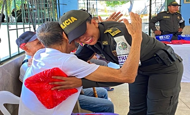 La Patrulla Púrpura y la Policía Comunitaria celebraron el mes del amor y la amistad en el Asilo Perpetuo Socorro, exaltando el legado y la sabiduría de nuestros adultos mayores.