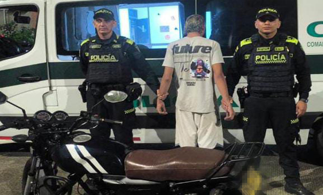 Gracias a la reacción de los uniformados, se logró la incautación de un arma de fuego y la recuperación de una motocicleta.