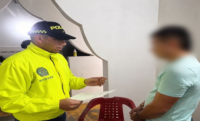 Un polic&iacute;a leyendo derechos del capturado a un ciudadano
