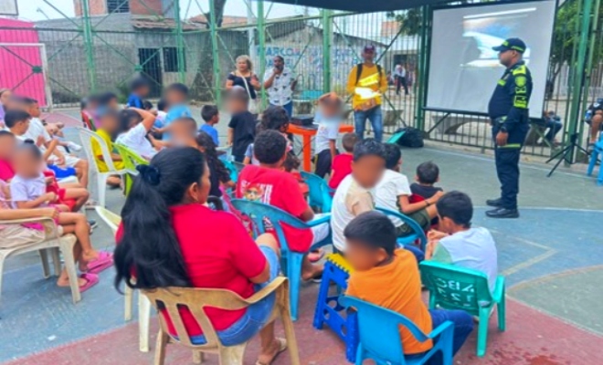 Una noche de cine, convivencia y seguridad transformó el ambiente en el barrio Edmundo López, acercando a la comunidad y su Policía en un espacio de unión y confianza.