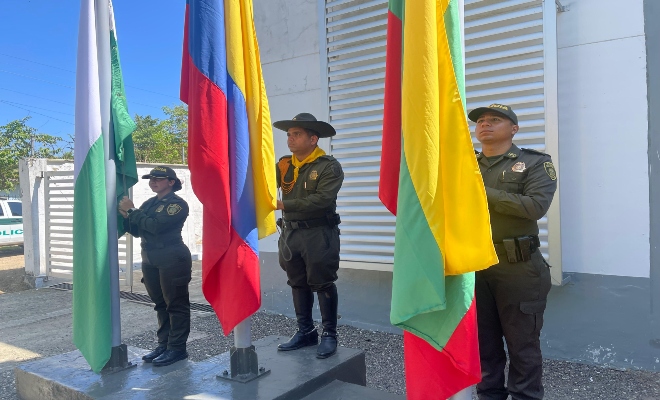 Una vela encendida se alzó como emblema de esperanza, su luz vacilante recordando la vida de los policías breve, pero luminosa.