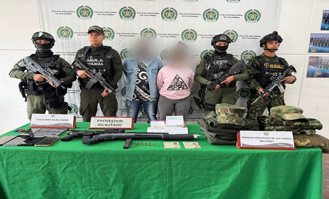 Una mujer y un hombre capturados con prendas militares, arma de fuego y cuatro policías