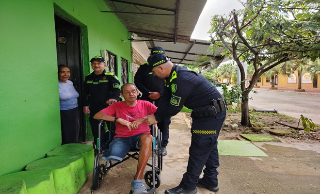 Una pareja de la tercera edad y tres polic&iacute;as