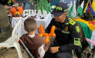 Foto_de_polic&iacute;as_compartiendo_con_ni&ntilde;os_durante_la_celebraci&oacute;n_del_D&iacute;a_Dulce.