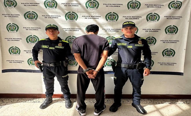 Hombre capturado por el delito ataque al servidor p&uacute;blico custodiado por dos funcionarios de la Polic&iacute;a Nacional