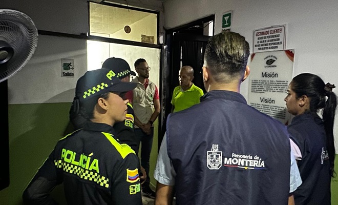 Policía reunidos con comunidad y funcionarios publicos