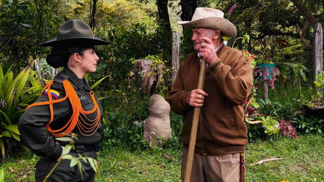 Directora de la escuela realiza acompañamiento y habla con campesinos sobre el impacto de la reforestación 