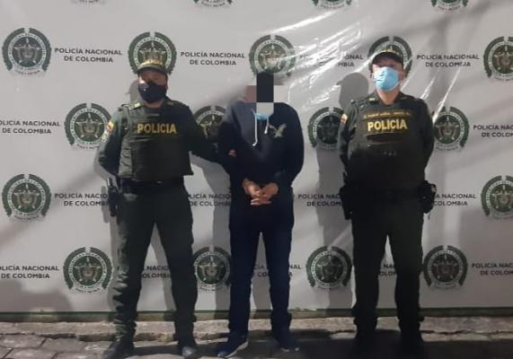 Una persona capturada-policías custodiano