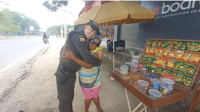 Abrazo de agradecimiento por el gesto de solidaridad