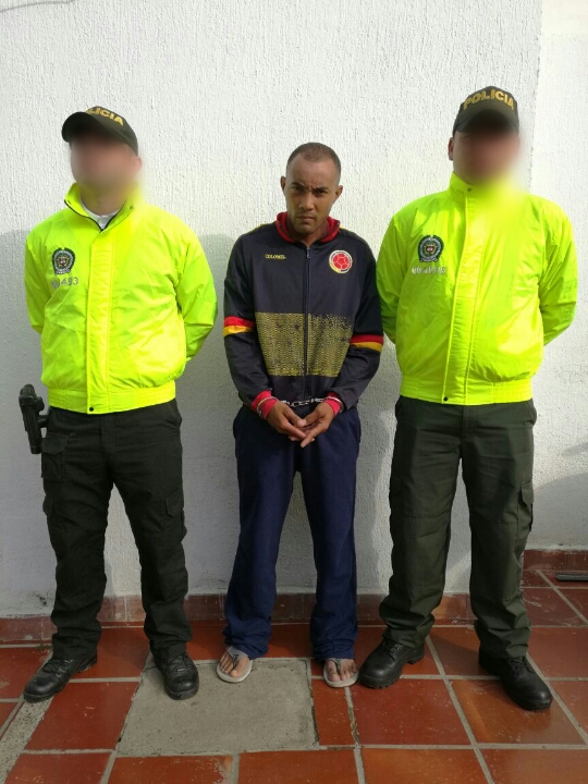 Investigadores de la Policia Nacional en Arjona, capturo a un presunto hombre sindicado de violar a su hija natural de 13 años de edad 