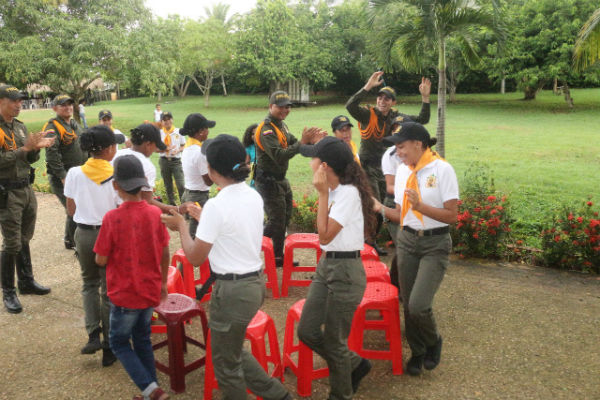 Grupo-de-carabineros-celebra-el día-de-la-familia-en-municipio-de-turbaco