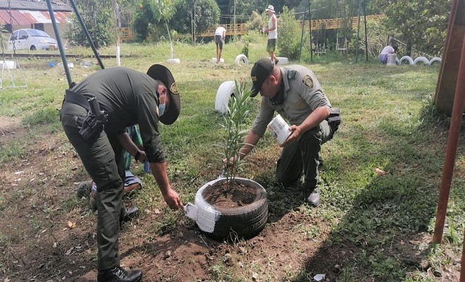 Comunidad y Policía se unen para embellecer el parque del corregimiento