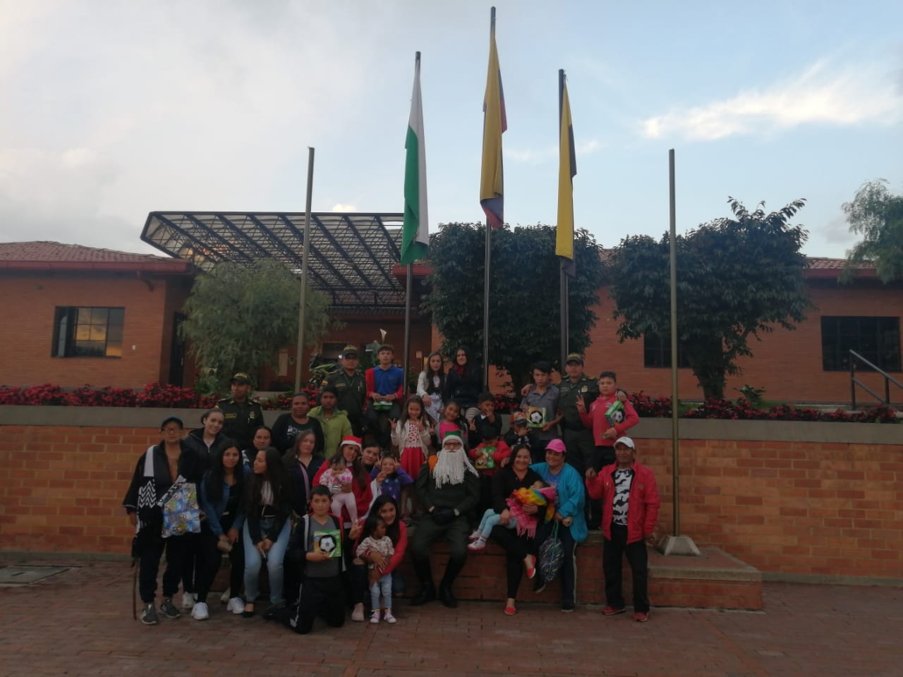 Escuela de guías caninos lidera actividades comunitarias  