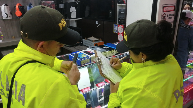 2 personas capturadas y 21 equipos móviles incautados en seis establecimientos de comercio 