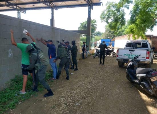Policía registrando, control y solicitud de antecedentes