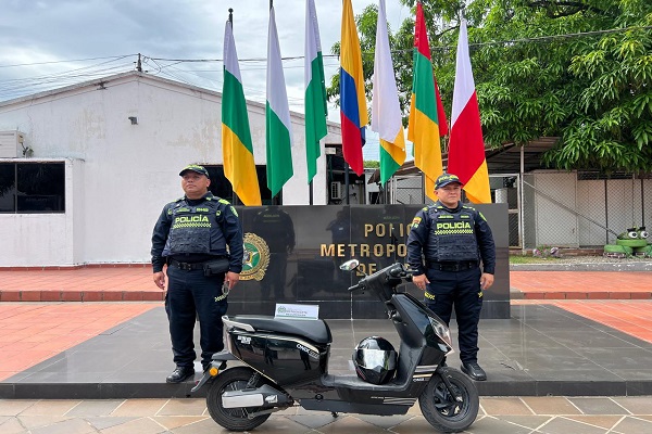 Dos Policías con motocicleta eléctrica recuperada