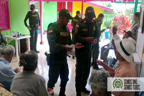Adultos-mayores-del-hogar-San-José-del-Carmen-de-Atrato-recibieron-la-visita-de-los-policías-de-la-estación