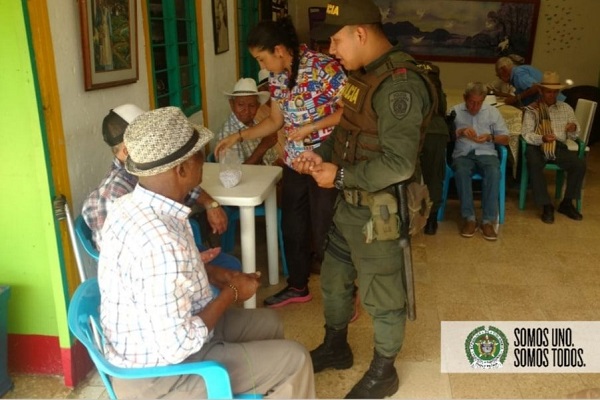 Adultos-mayores-del-hogar-San-José-del-Carmen-de-Atrato-recibieron-la-visita-de-los-policías-de-la-estación