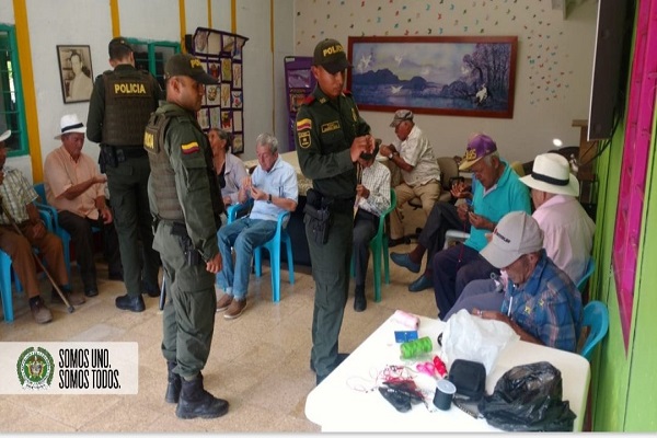 Adultos-mayores-del-hogar-San-José-del-Carmen-de-Atrato-recibieron-la-visita-de-los-policías-de-la-estación