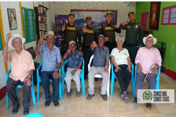Adultos-mayores-del-hogar-San-José-del-Carmen-de-Atrato-recibieron-la-visita-de-los-policías-de-la-estación