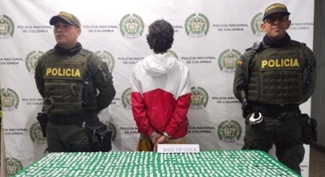 Persona capturada-policías custodiando 