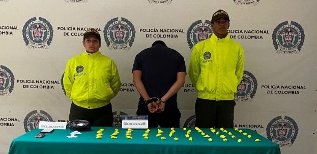 Persona capturada-policías custodiando