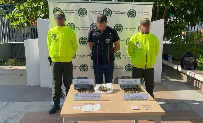 Persona capturada-policías custodiando