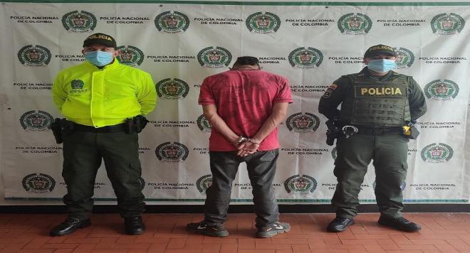 Persona capturada-policías custodiando