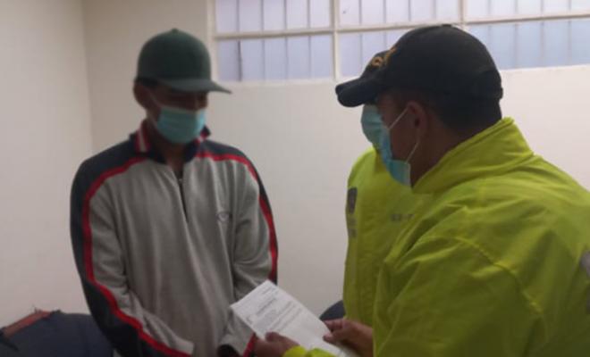 Policía leyendo derechos del capturado 