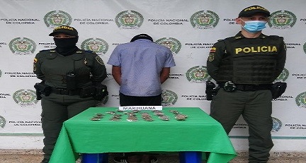 1 persona capturada-policías custodiando