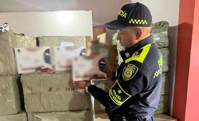 policia revisando mercancias de contrabando