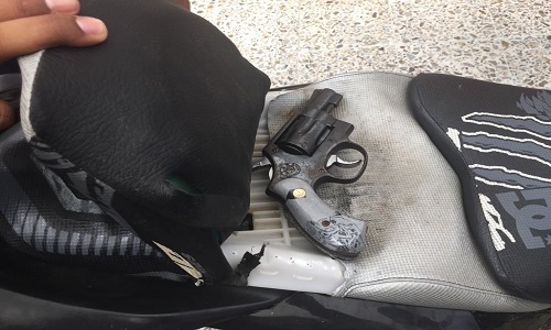 Los sujetos ocultaban un arma de fuego en el sillín de su motocicleta