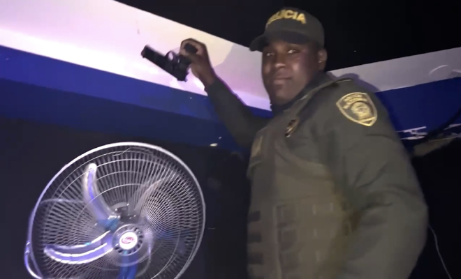 Uniformado encuentra un arma de fuego al interior de un establecimiento público