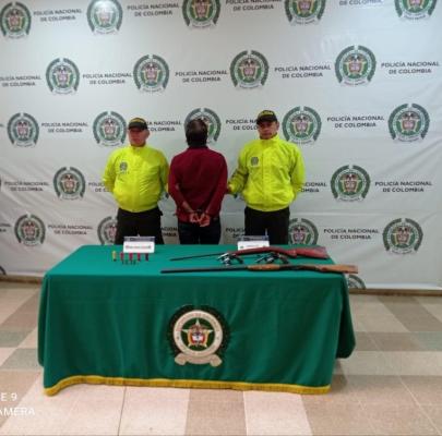 Hombre con arma de fuego