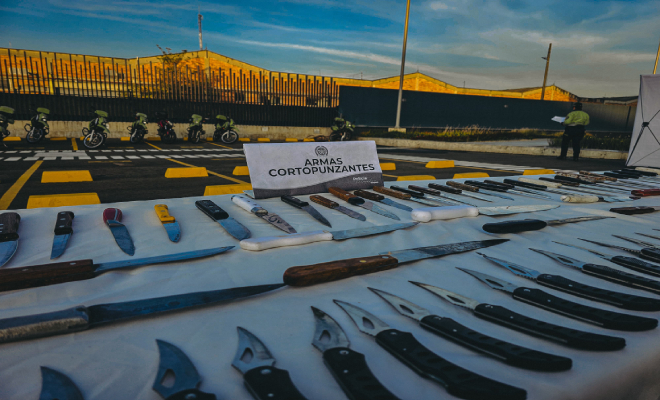 Presentación en rueda de prensa de armas cortopunzantes que afectarian la vida de los ciudadanos