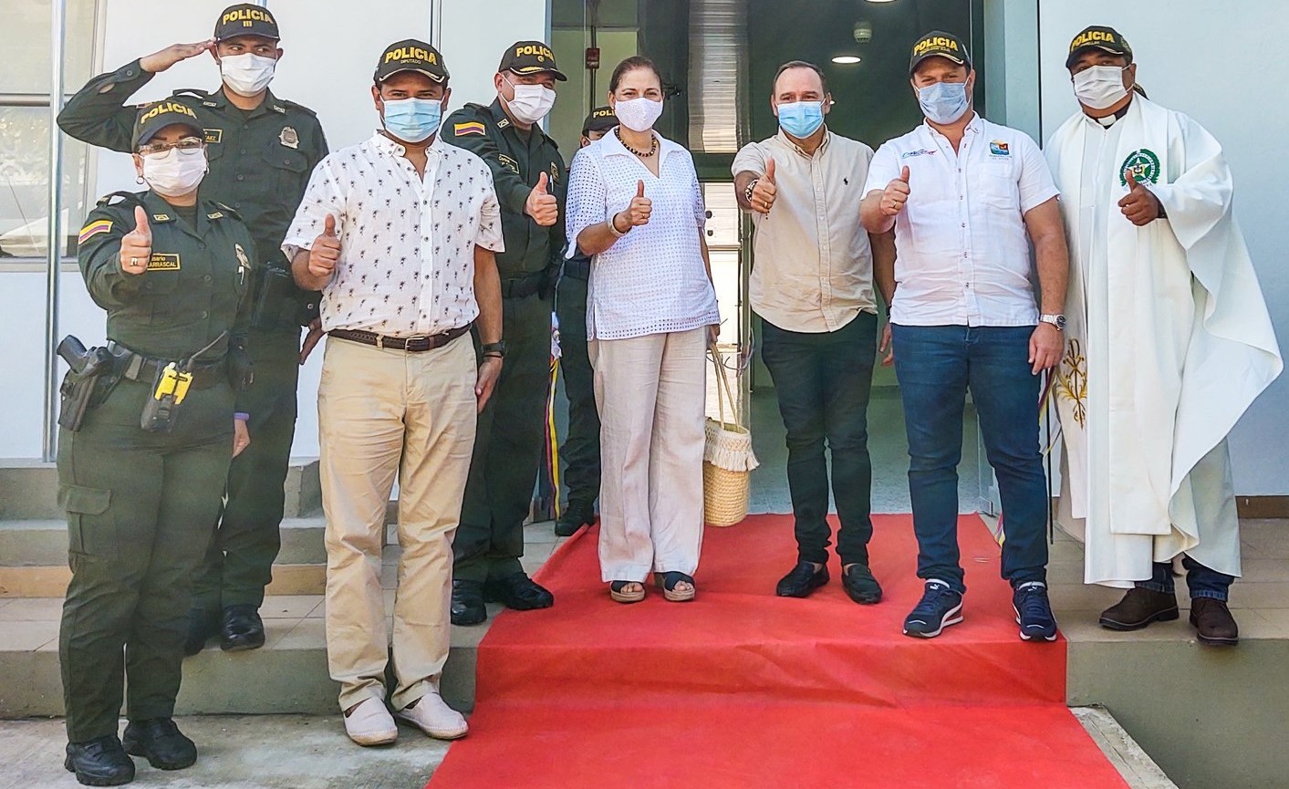 Autoridades inauguran estación de policía  