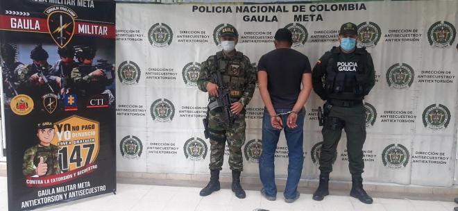 una persona capturada-policías custodiando