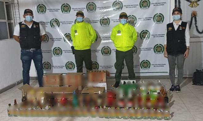 Licor adulterado incautado-policías custodiando