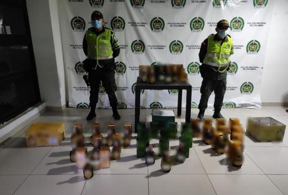 Licor adulterado incautado-policías custodiando