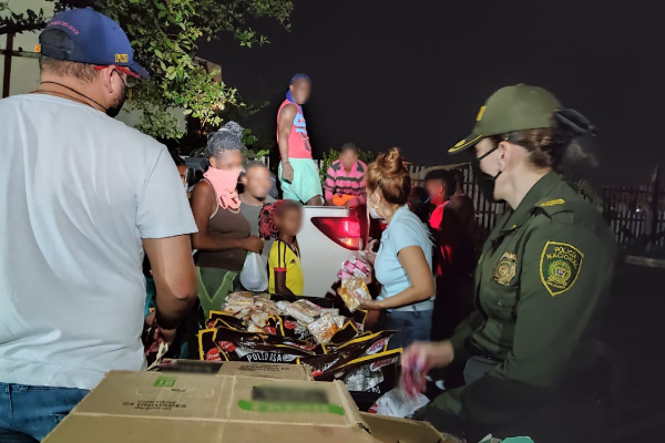 Policía-entrega-ayudas-a-damnificados-en-la-boquilla