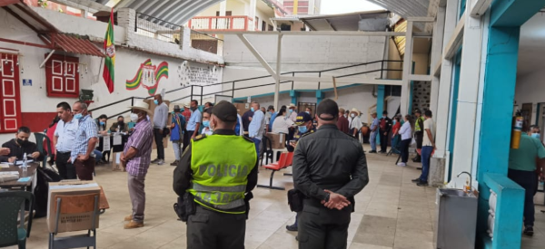 Uniformados de la policía brindaron su apoyo durante la jornada electoral