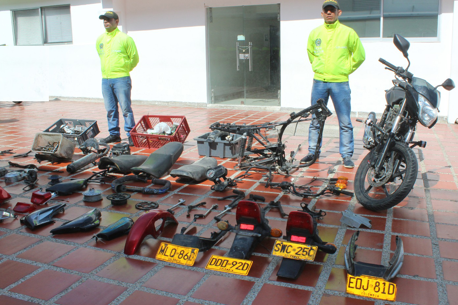 En el operativo policial se capturaron  dos personas 