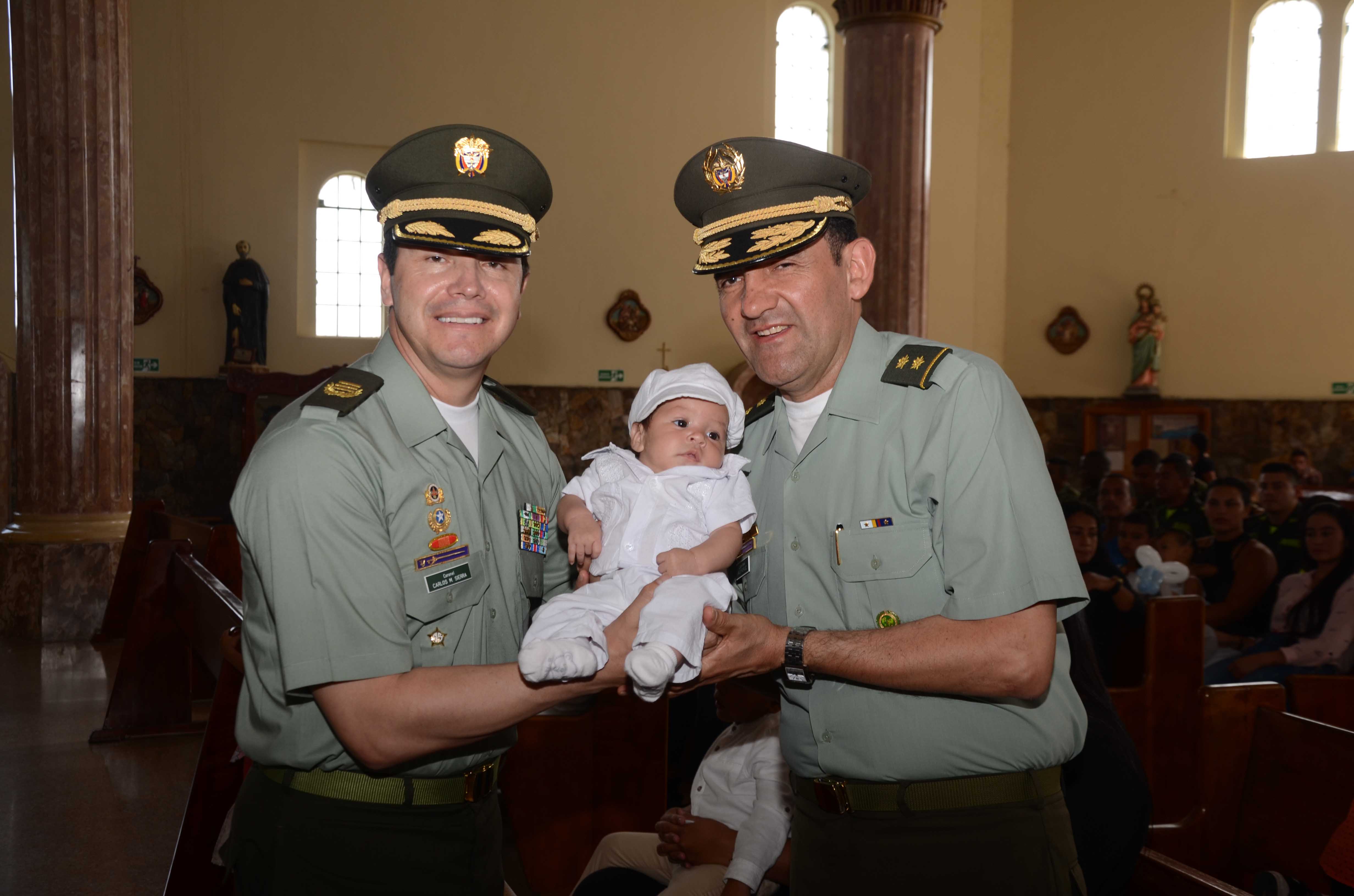 Tras-varias-semanas-de-haber-evacuado-de-puerto-Valdivia-los-niños-reciben-el-sacramento-